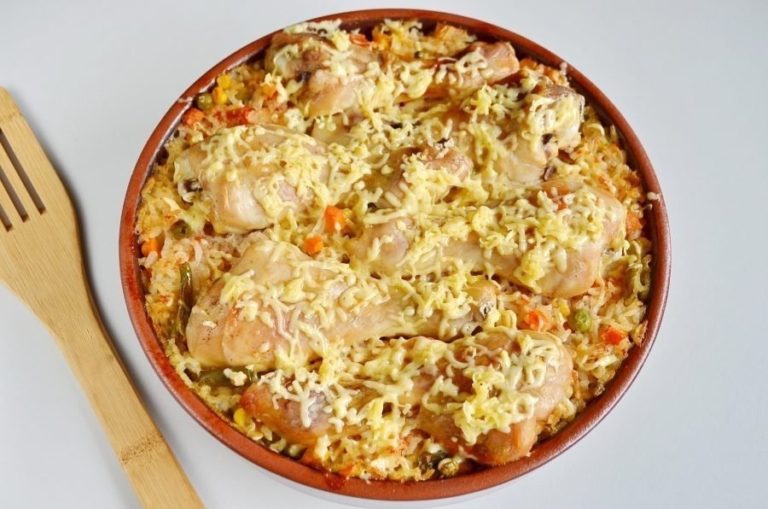 курица с рисом и овощами в духовке