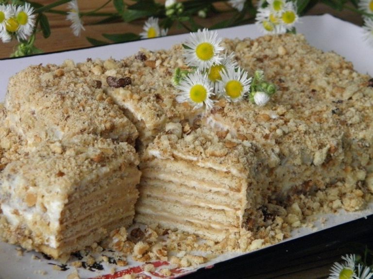 Торт из печенья «Рыбки» без выпечки со сгущенкой
